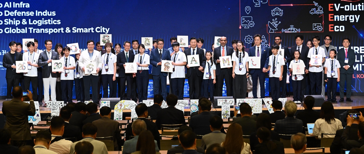 Herald Media Group CEO Choi Jin-young (front row, ninth from left) poses for a photo with student participants and guests during the Future AI Mobility Summit 2026 at the Korea Chamber of Commerce and Industry in Seoul on Tuesday. (Lee Sang-sub/The Korea Herald)