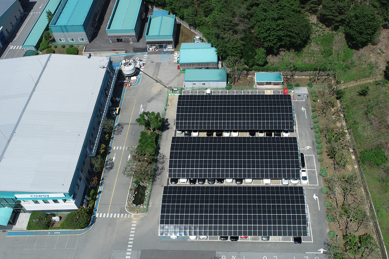 Coway has completed and begun operating "Solar Power Plant 003," a 532-kilowatt-peak facility built on idle space in the outdoor parking lot of its Yugु factory. [Coway]