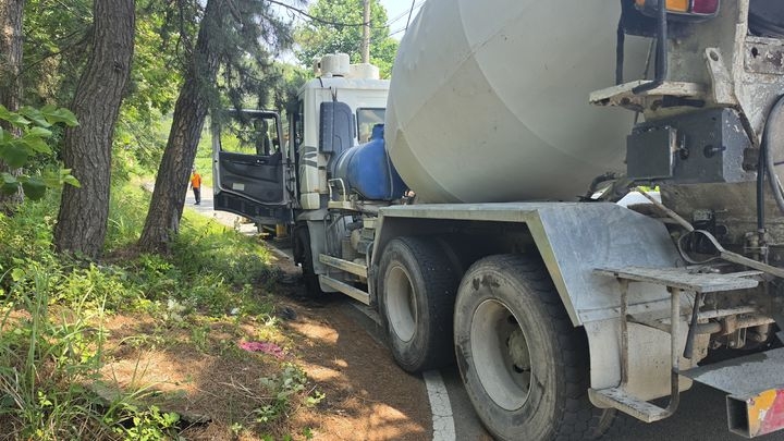 A concrete mixer truck is seen after a severed power line from a roadside utility pole struck the top of the vehicle on a paved farm road in Taean, South Chungcheong Province, causing a tire to burst. The driver, a man in his 70s, suffered severe burns in the accident Tuesday. (Newsis)