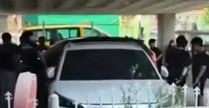 Passersby help police lift car to rescue 8-year-old girl