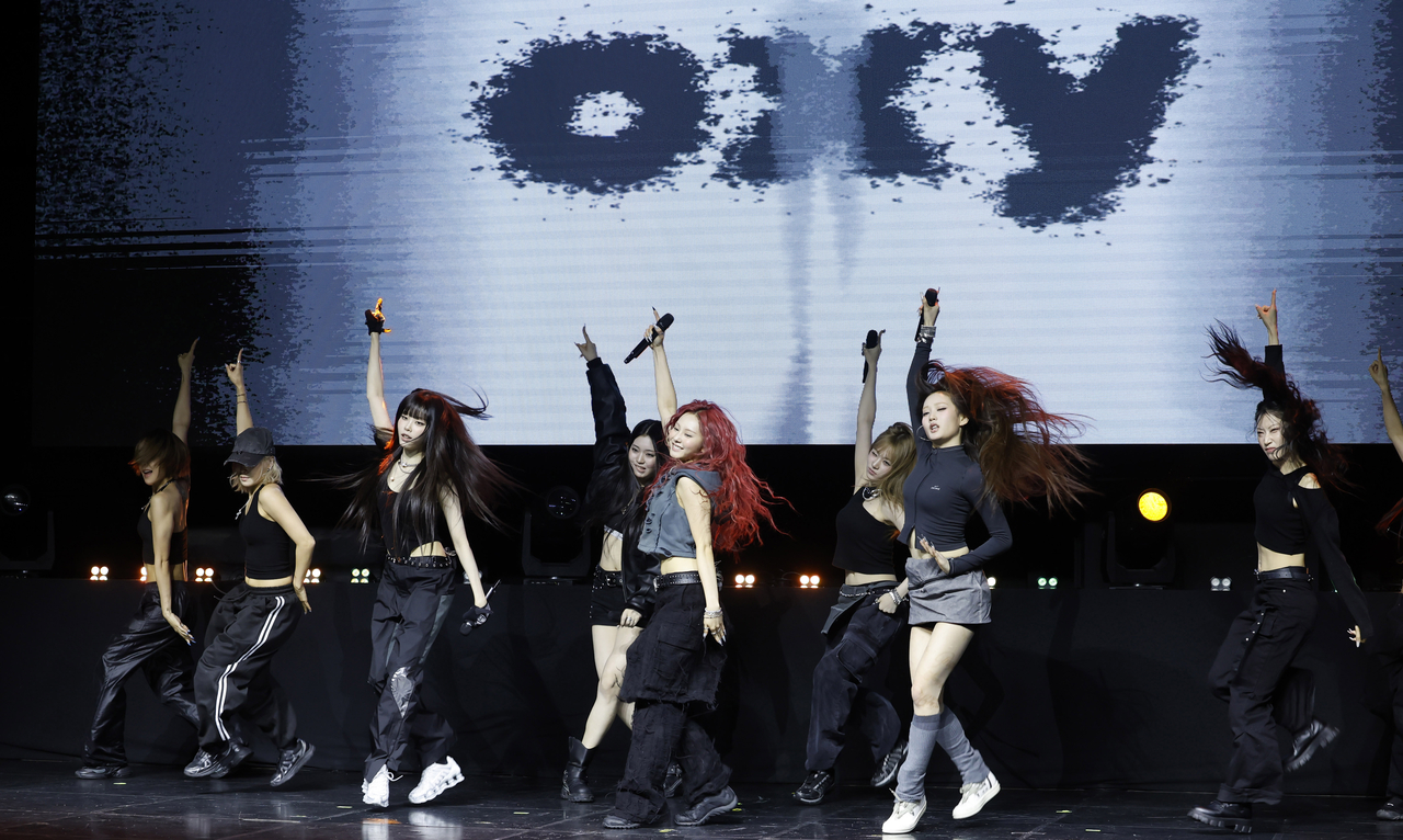 Keyveatz performs "Oxy" during a media showcase for “Oxy_Gen” held at Yes24 Wanderloch Hall in Seodaemun-gu, western Seoul, Tuesday. (Newsis)