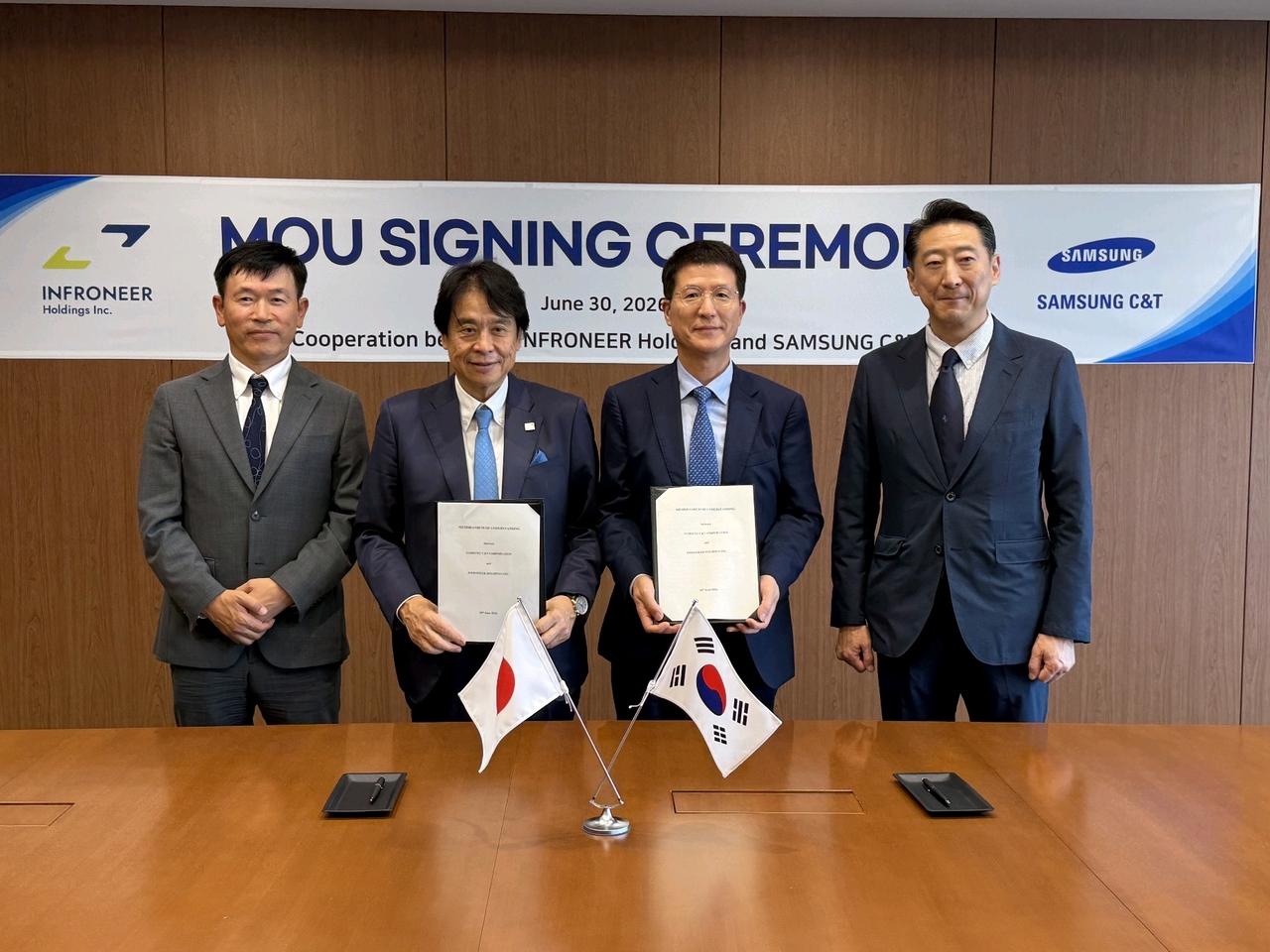 Samsung C&T CEO Oh Se-chul (second from right) and Infroneer Holdings CEO Kazunari Kibe (second from left) pose for a photo after signing an agreement in Tokyo on Tuesday. (Samsung C&T)