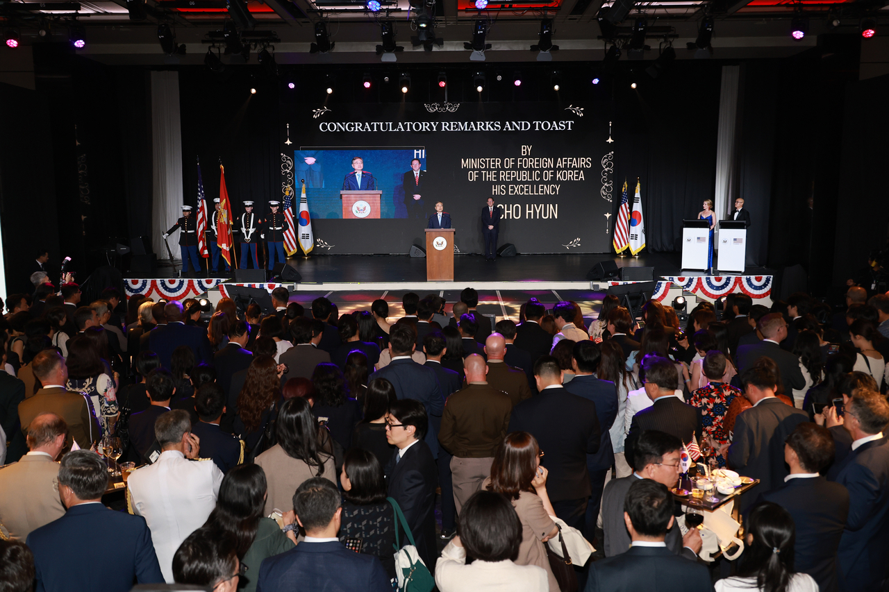 Foreign Minister Cho Hyun delivers congratulatory remarks during the reception commemorating the 250th anniversary of American independence at the Grand Hyatt Seoul on Tuesday. (Pool photo via Yonhap)