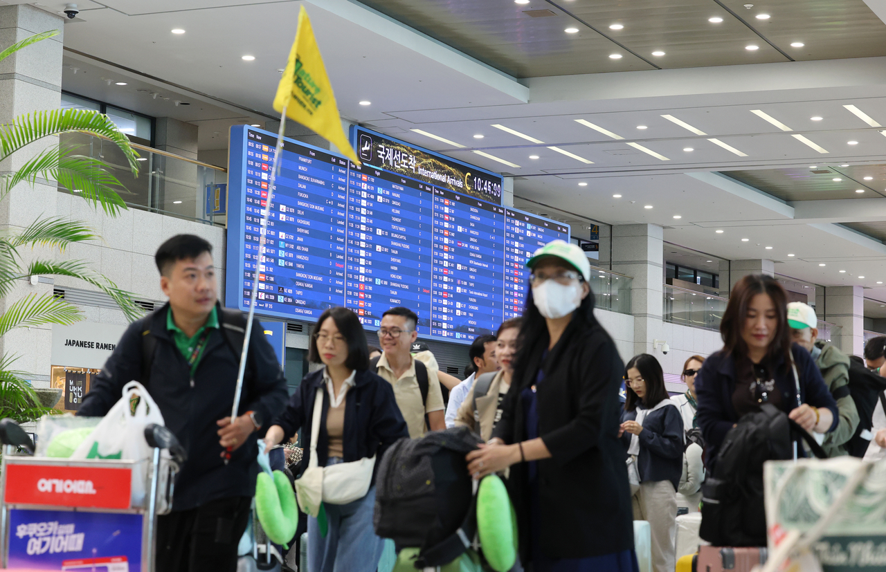 Group tourists from China arrive at Incheon Airport in May. (Yonhap)
