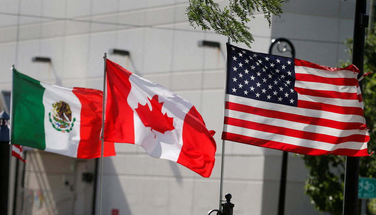 Flags of the Mexico, Canana and the US fly in Detroit. (Reuters-Yonhap)