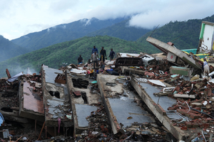 Venezuela quake survivors seek food, shelter