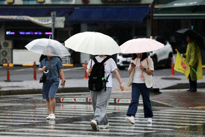 Rainy season begins in south; Seoul stays hot, humid with isolated showers