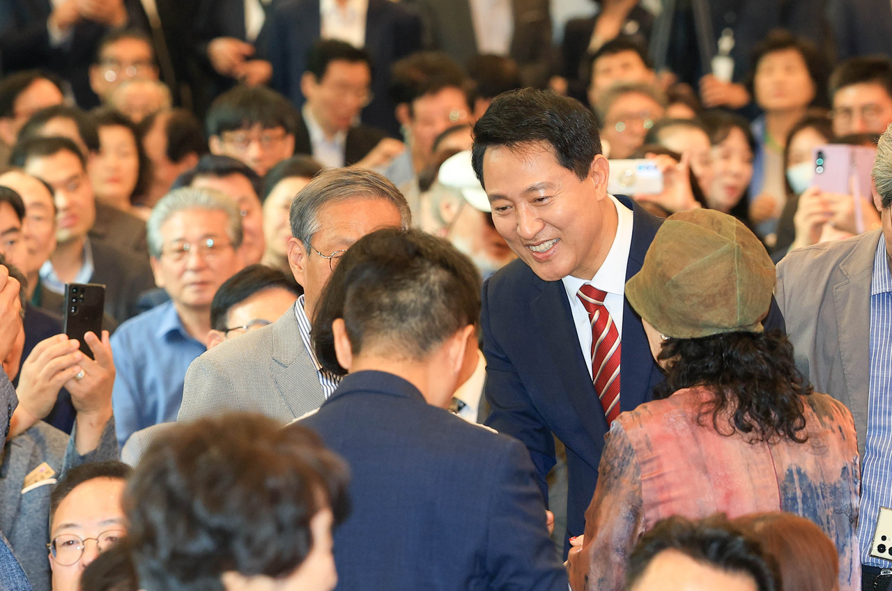 Seoul Mayor Oh Se-hoon greets attendees at his inauguration ceremony at Seoul City Hall on July 1, 2026.