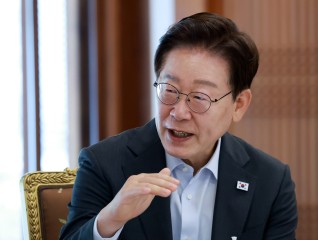 이재명 대통령이 1일 청와대 상춘재에서 문재인 전 대통령과 오찬에 앞서 인사말을 하고 있다. [연합]