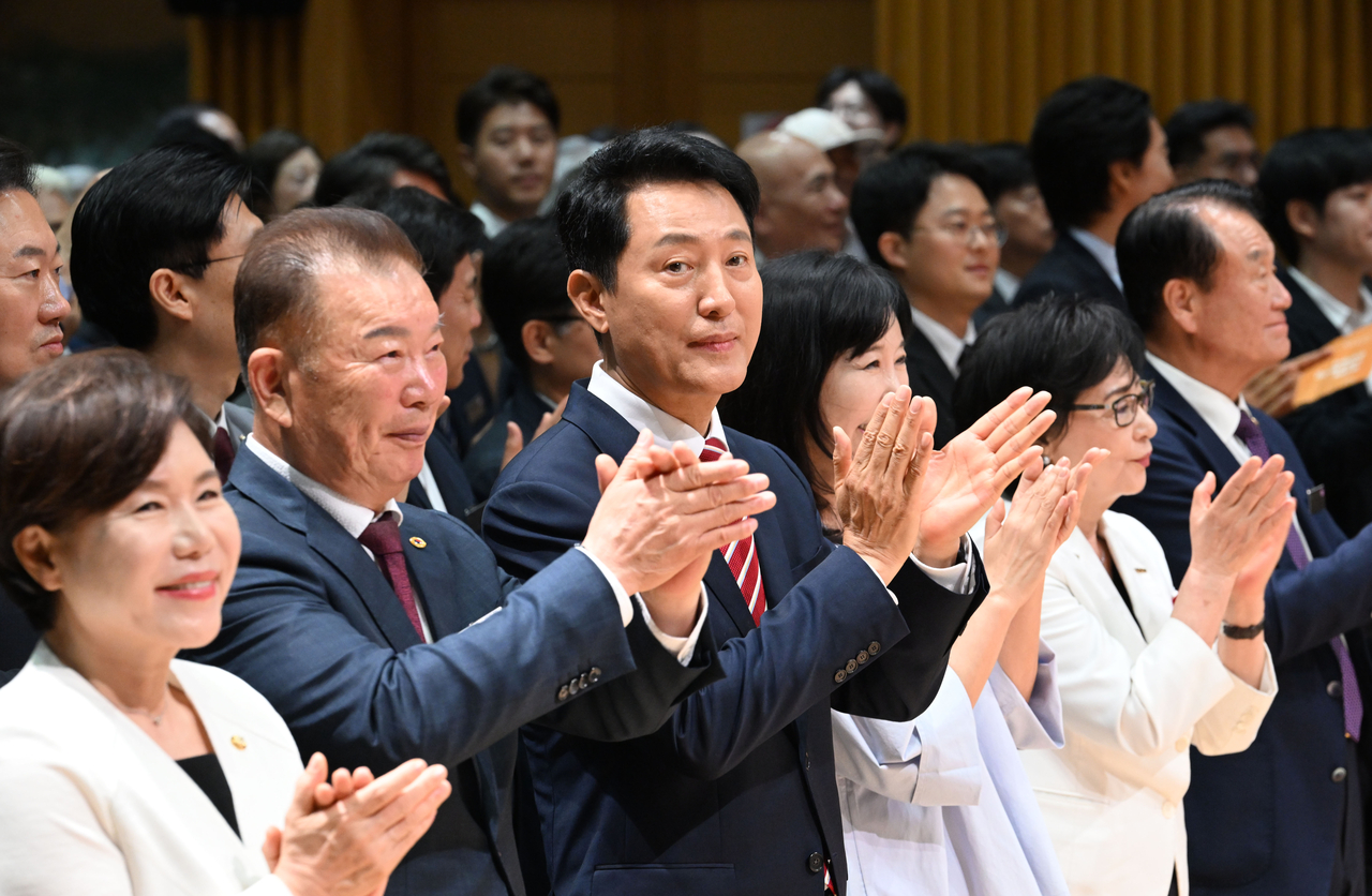 Seoul Mayor Oh Se-hoon applauds during his inauguration ceremony at Seoul City Hall on July 1, 2026. (Yonhap)
