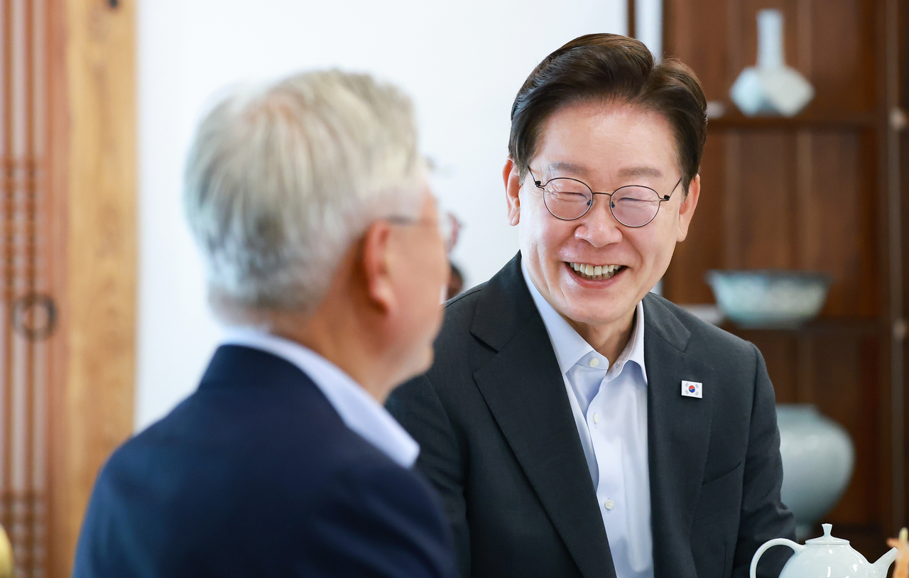 President Lee Jae Myung (right) and former President Moon Jae-in are seen at a luncheon meeting at the Sangchunjae guesthouse inside Cheong Wa Dae in Seoul on Wednesday. (Yonhap)