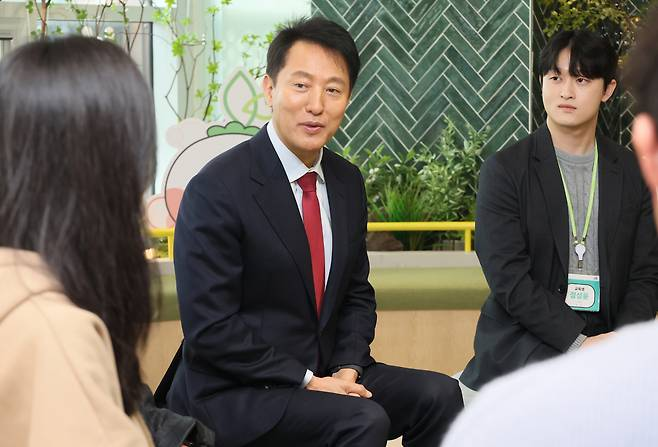 Seoul Mayor Oh Se-hoon speaks at a meeting with students at the Youth Employment Academy's Dobong-gu campus. [Yonhap]