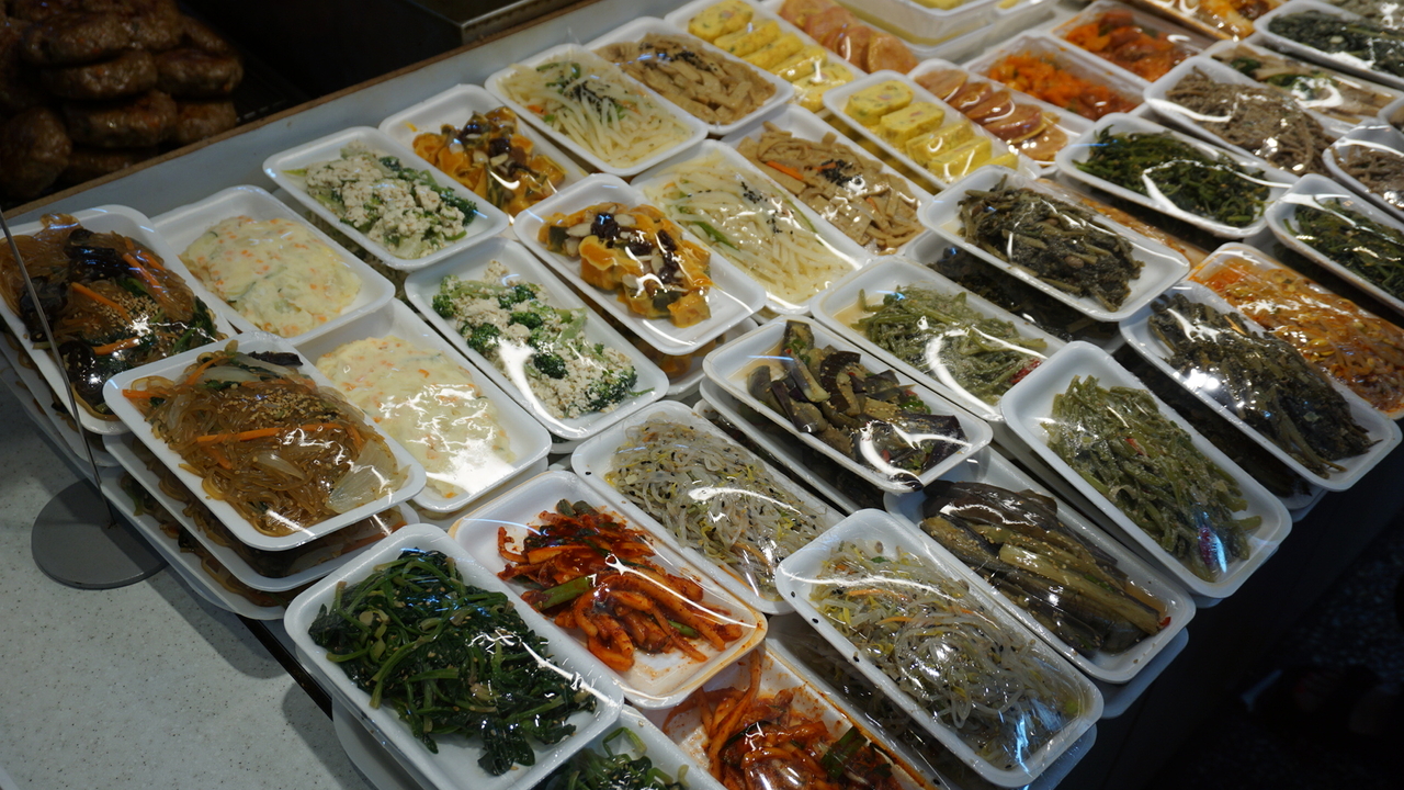 Banchan is on sale at Eunma Apartment Complex in Seoul. (Cha Min-jung/The Korea Herald)