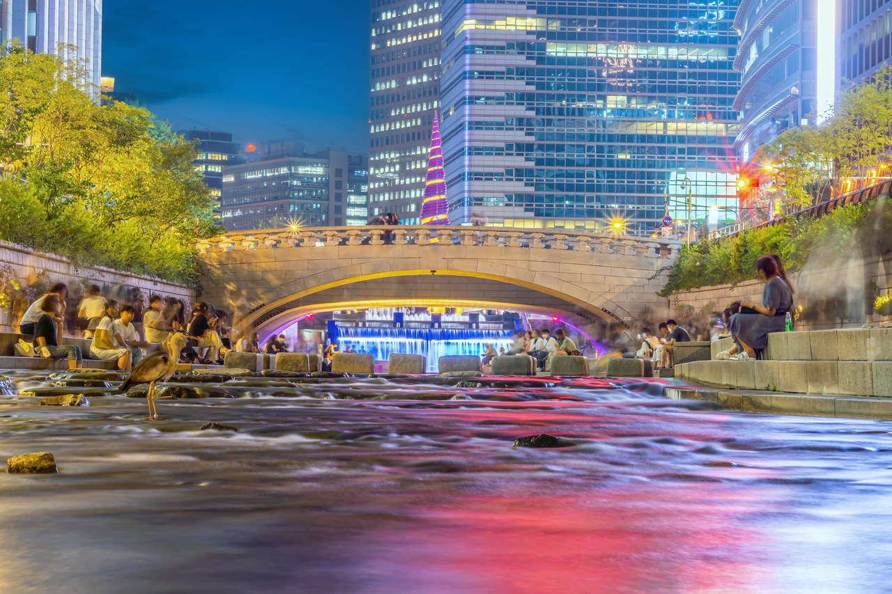 Cheonggyecheon in Seoul at night (123rf)