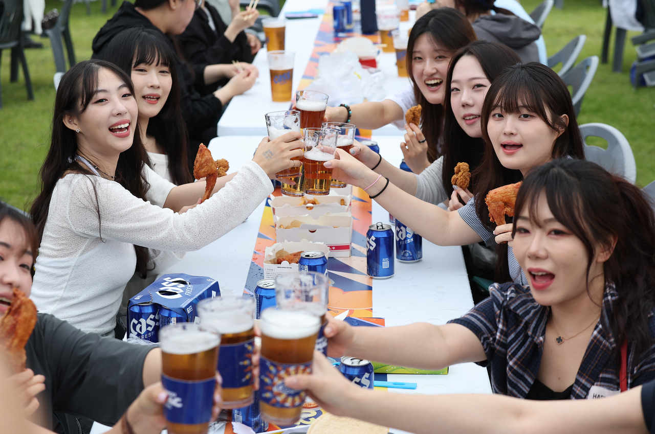 People enjoy fried chicken and beer on the first day of the Daegu Chimac Festival on Wednesday. (Yonhap)