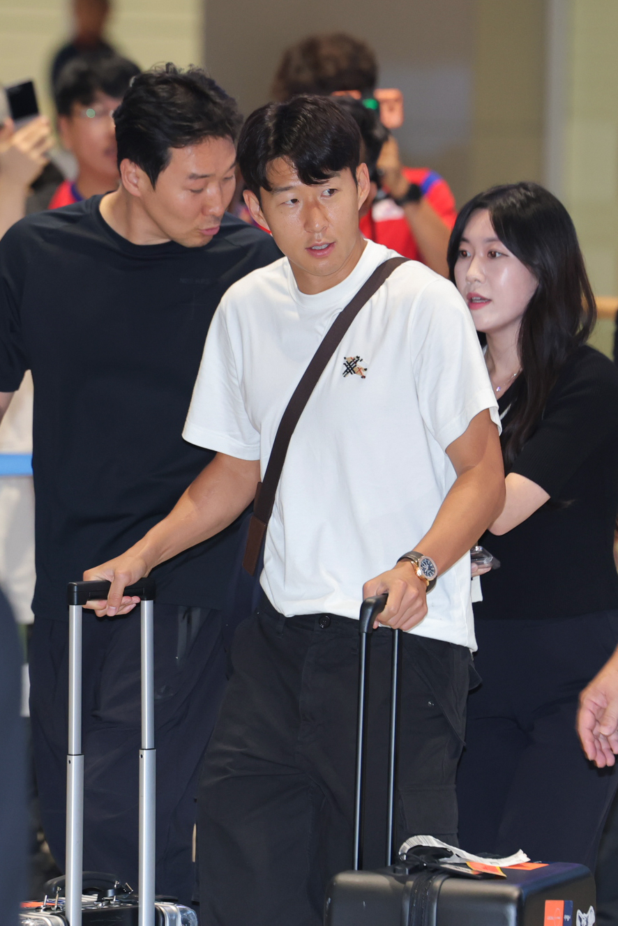 South Korea captain Son Heung-min returns home at Incheon airport on Wednesday. (Yonhap)