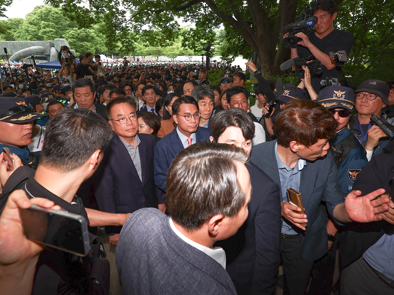 Members of the National Assembly's special committee investigating ballot shortages in the June 3 local elections enter the vote-counting center at the Olympic Park Handball Gymnasium in southern Seoul for an on-site inspection on Thursday. (Yonhap)