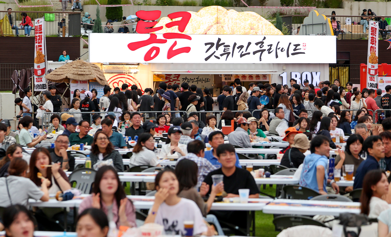 People enjoy fried chicken and beer on the first day of the Daegu Chimac Festival on Wednesday. (Newsis)