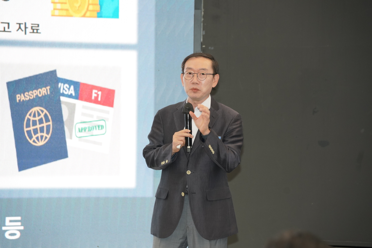 Former Korea Customs Service Commissioner Lee Myeong-ku explains the role of the KCS at the Global Business Forum in Seoul on Wednesday. (The Korea Herald)