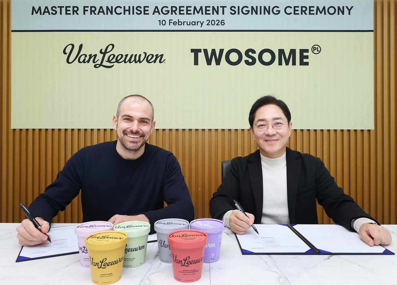 Ben Van Leeuwen (left) and A Twosome Place CEO Moon Young-joo pose for a photo after a signing ceremony in February. (A Twosome Place)