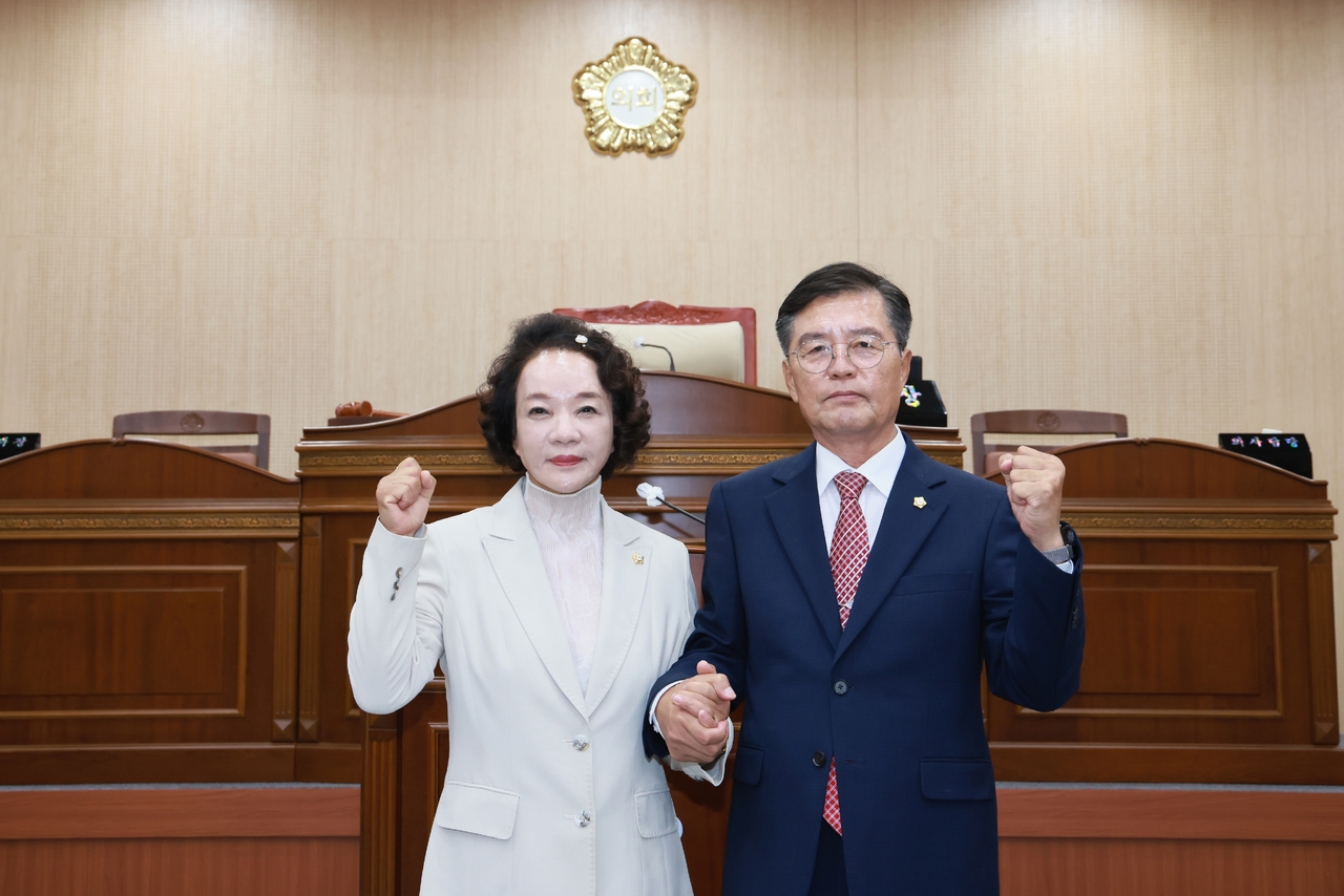 청송군의회 심상휴 의장(오른쪽)과 박신영 부의장.[청송군의회 제공]