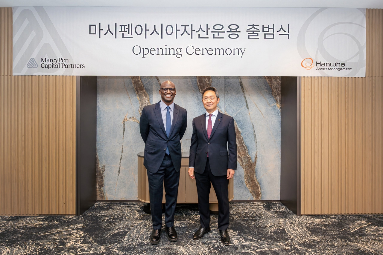 Hanwha Asset Management CEO Kim Jong-ho (right) and Robbie Robinson, managing partner and CEO of MarcyPen Capital Partners, pose for a photo during a new venture launch ceremony in Seoul on Wednesday. (Hanwah Asset Management)