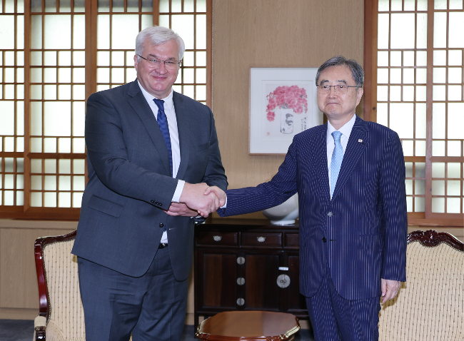 South Korean Foreign Minister Cho Hyun (right) poses with visiting Ukrainian Foreign Minister Andrii Sybiha at the Foreign Ministry in the Government Complex Seoul Annex in Jongno-gu, Seoul, Tuesday. (Yonhap)