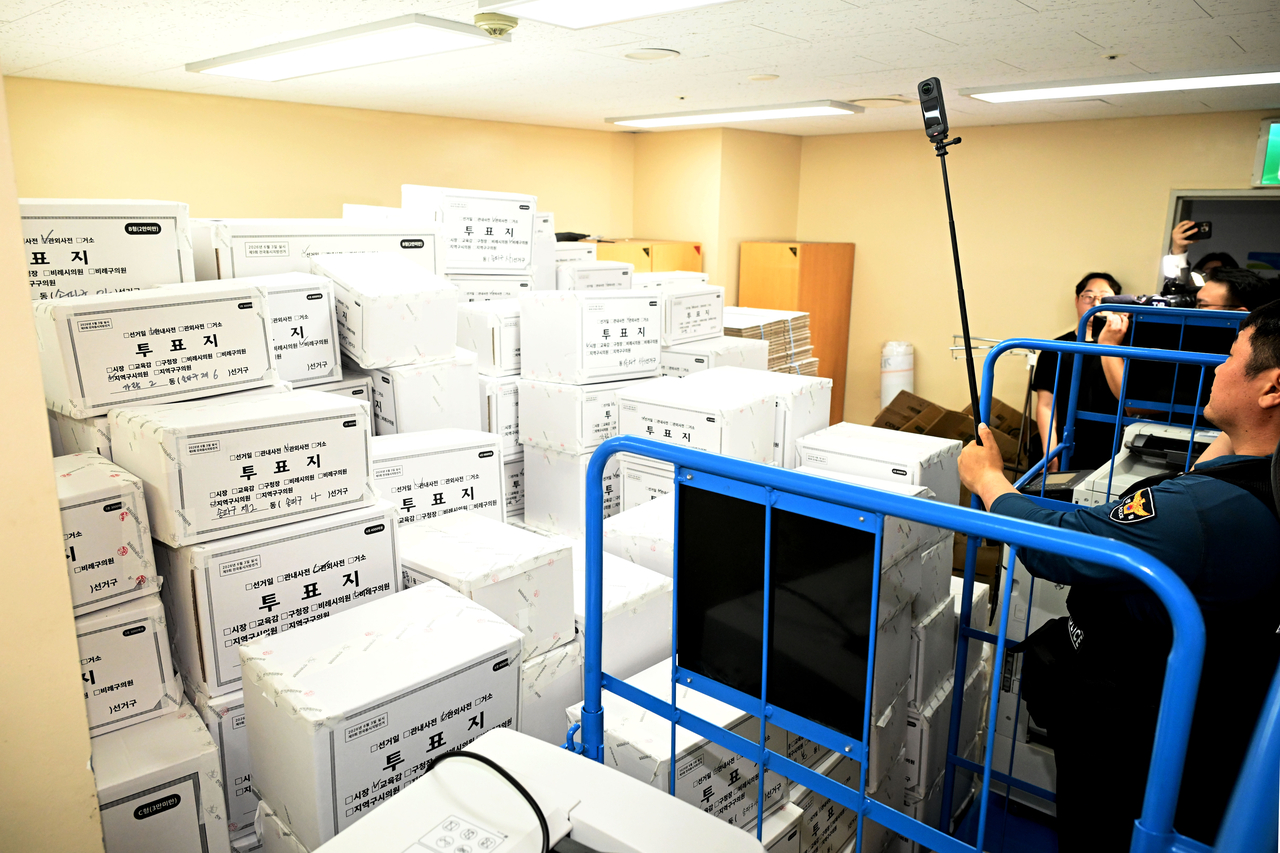 Ballot storage boxes are stacked inside the vote-counting center at the Olympic Park Handball Gymnasium in southern Seoul on Thursday as members of the National Assembly's special committee investigating ballot shortages in the June 3 local elections conduct an on-site inspection. (Yonhap)