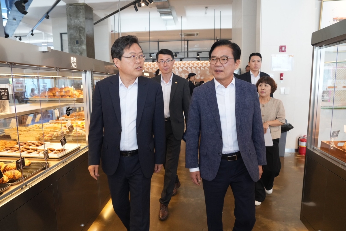 Cheonan Mayor Jang Gi-su (left) visits a bread-themed festival held across the city in South Chungcheong Province on June 13-14. (Cheonan City)