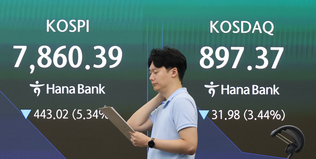 An electronic board showing the Korea Composite Stock Price Index at a dealing room of the Hana Bank headquarters in Seoul on Thursday. (Yonhap)