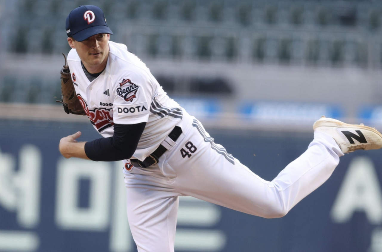 Doosan Bears starter Wes Benjamin pitches against the Lotte Giants during the clubs' Korea Baseball Organization regular-season game at Jamsil Baseball Stadium in Seoul on Wednesday. (Yonhap)