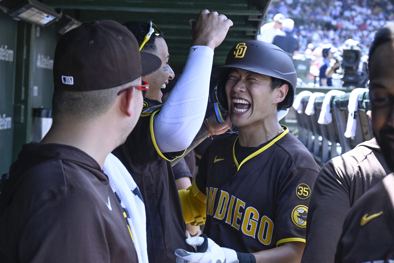 Song Sung-mun of the San Diego Padres (R) smiles after hitting a solo home run against the Chicago Cubs during the clubs' Major League Baseball regular-season game at Wrigley Field in Chicago on Wednesday. (Reuters-Yonhap)