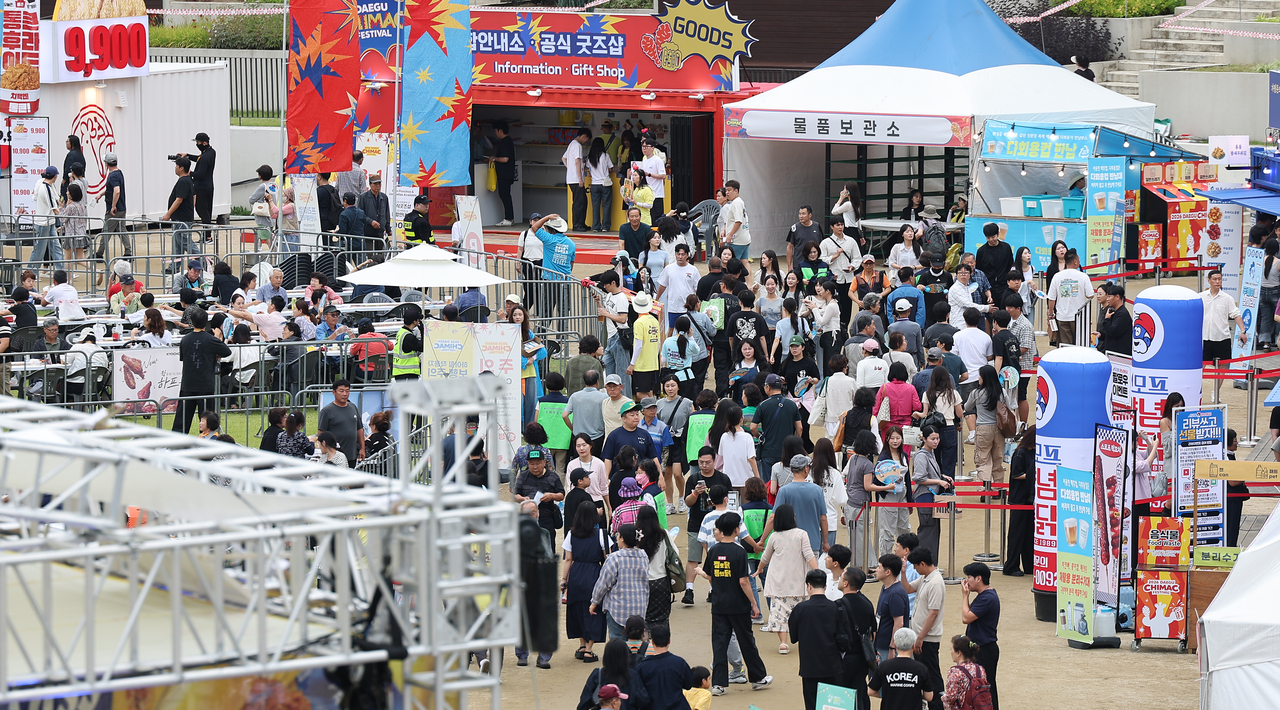 Visitors line up for merchandise, chicken and beer on the first day of the Daegu Chimac Festival on Wednesday. (Yonhap)