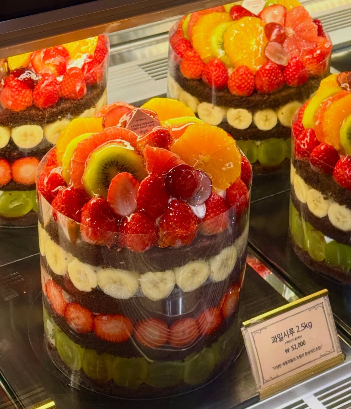 Sungsimdang’s seasonal fruit cake on display at its Daejeon outlet (Photo courtesy of Sungsimdang Cake Boutique’s Instagram account)