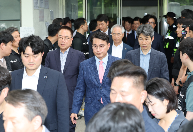 Members of the parliamentary special committee investigating ballot shortages during the June 3 local elections leave Olympic Park Handball Gymnasium in Seoul on Thursday after completing an on-site inspection of the ballot-counting site. (Yonhap)