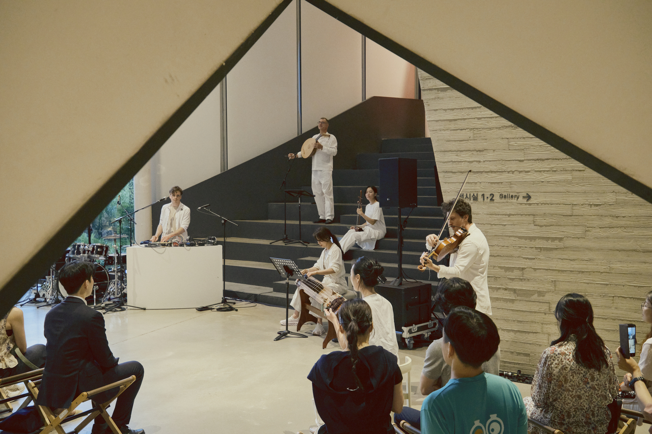 A band comprising Remi Klemensiewicz, Kim Ye-ji, Olivier Marin, Sim Eun-yong, Christian Ploix and Cho Yoon-young takes part in an open rehearsal on June 24 at Suwon Museum of Art in Suwon, Gyeonggi Province. (SCPA)