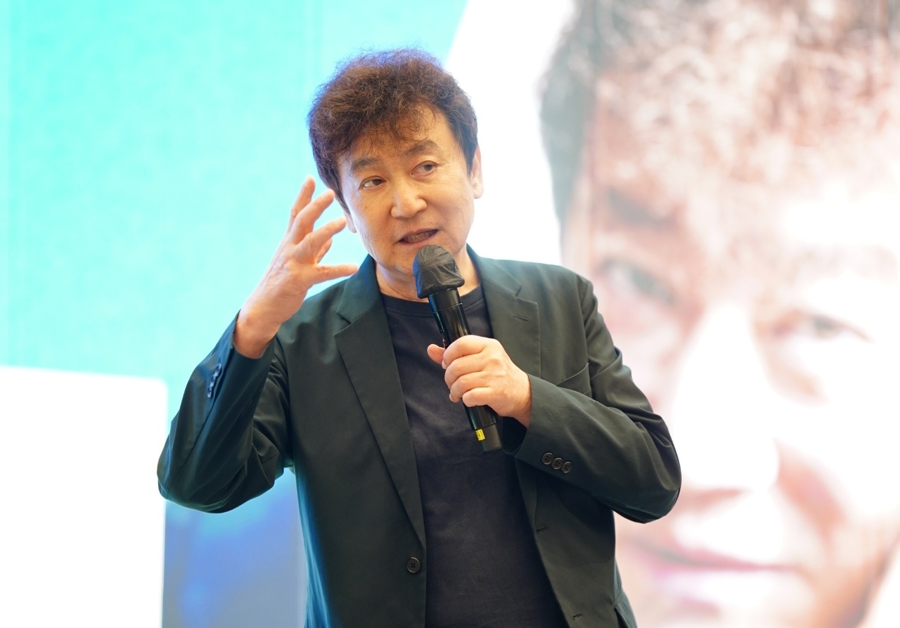 Author Kim Jin-myung speaks at the Global Business Forum in Seoul on Wednesday. (The Korea Herald)