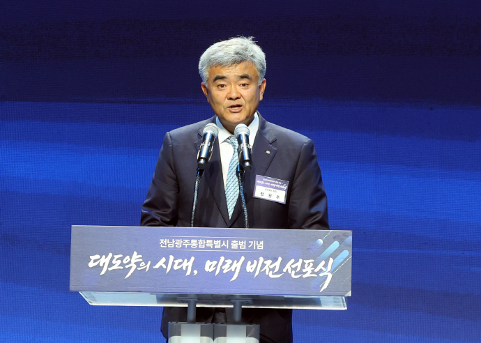 Joong Heung Group Chairman Jung Won-joo officially announces a donation to seed the South Jeolla-Gwangju integrated special city's AI semiconductor mega project.