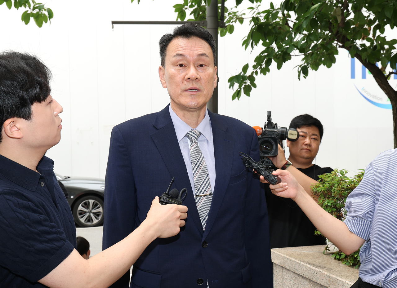 In this file photo, former Joint Chiefs of Staff Chairman Kim Myung-soo (center) speaks to reporters as he appears before a special counsel team for questioning over his alleged role in former President Yoon Suk Yeol's failed martial law bid at the team's office in Gwacheon, south of Seoul, on June 22. (Yonhap)
