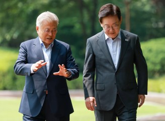 이재명 대통령과 문재인 전 대통령이 지난 1일 청와대에서 대화하며 오찬장인 상춘재로 이동하고 있다. [연합]