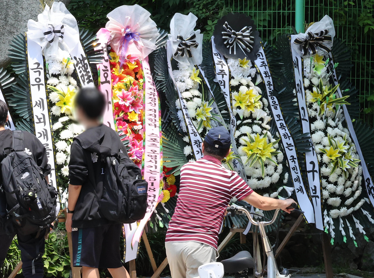 Funeral wreaths with the messages condemning Paichai High School baseball team players' controversial Starbucks chant are placed in front of Paichai High School on Wednesday. (Yonhap)