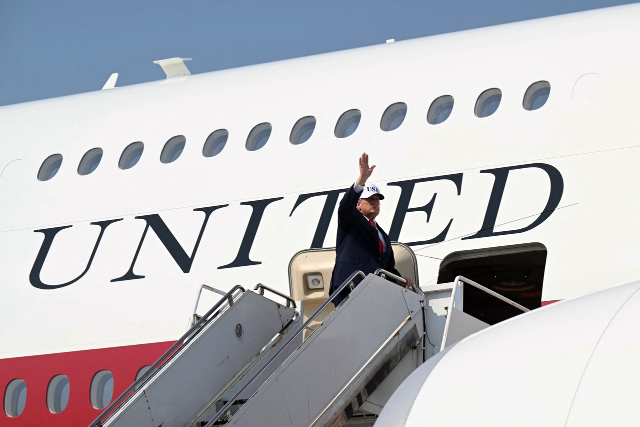 US President Donald Trump waves while boarding Air Force One in Bismarck, North Dakota, Wednesday. (AFP-Yonhap)