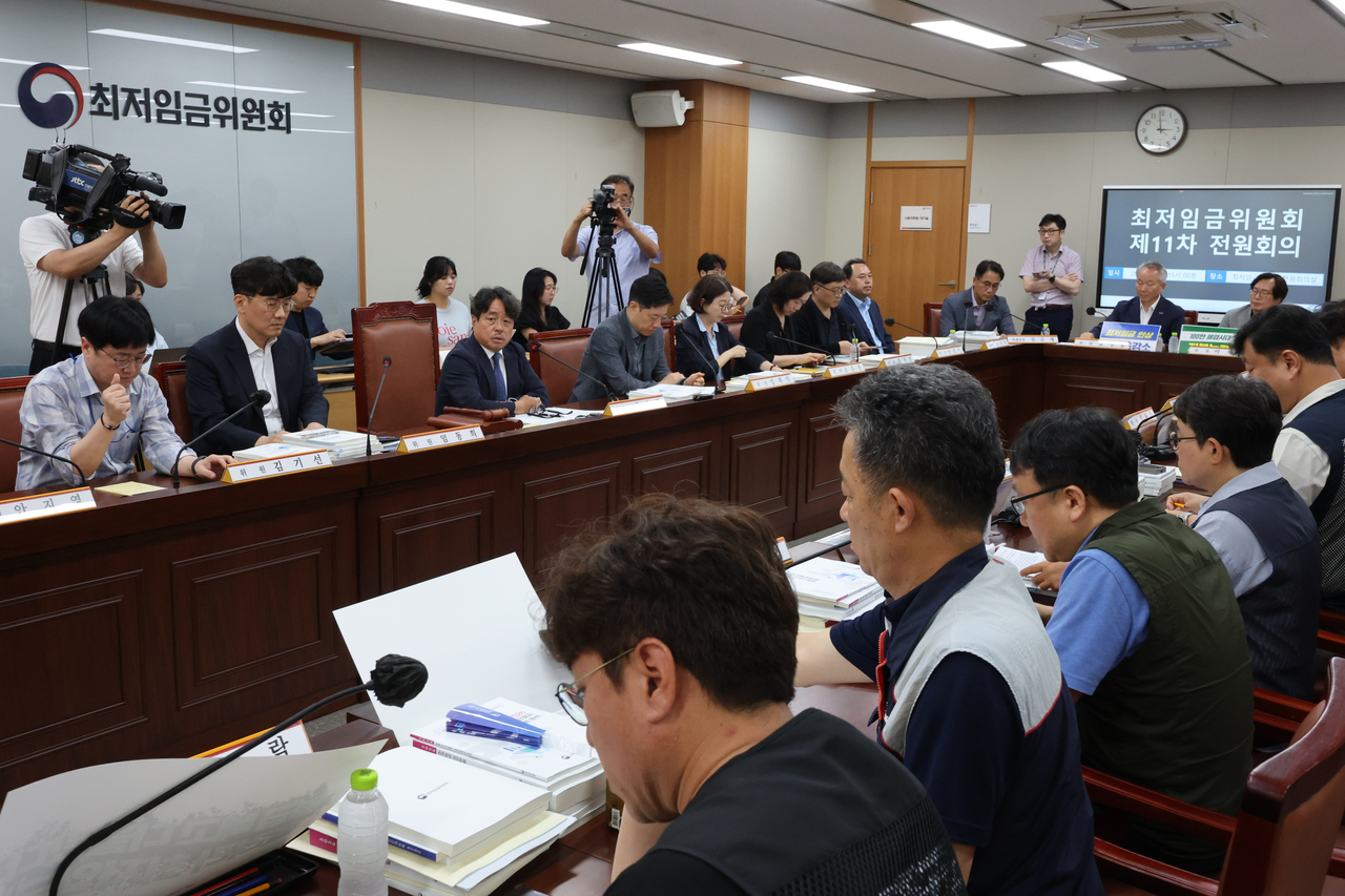 Representatives attend a meeting of the Minimum Wage Commission in the central city of Sejong on Thursday. (Yonhap)