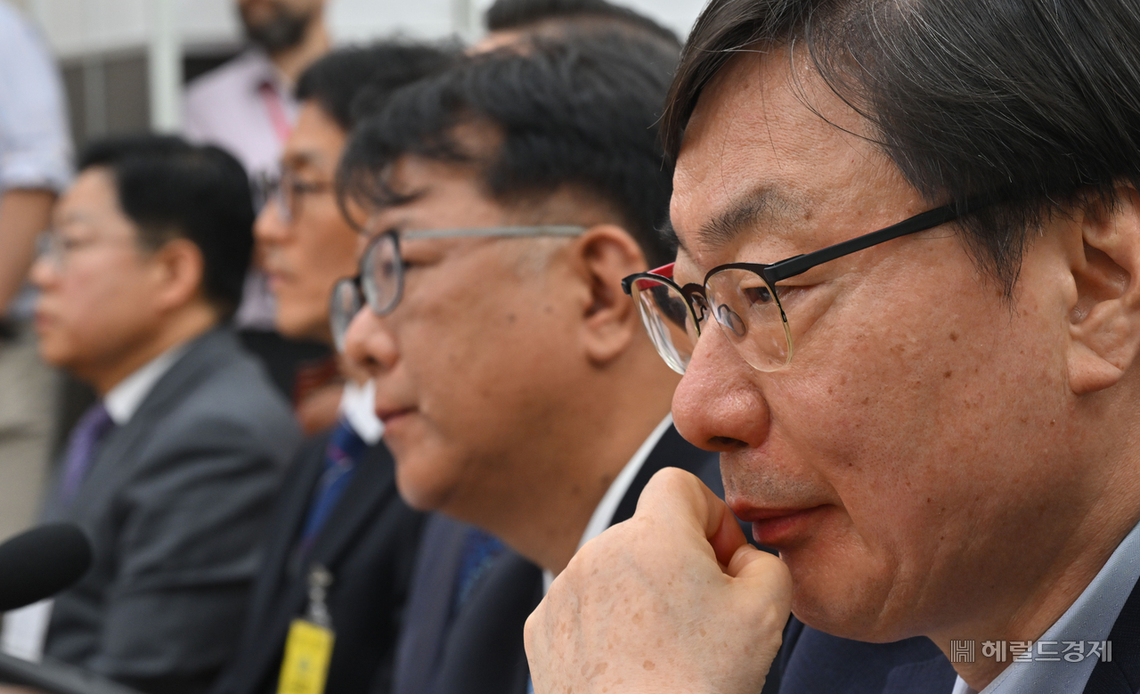 Lee Hwa-young, former vice governor for peace affairs of Gyeonggi Province, arrives at the National Assembly on April 14 to attend a special parliamentary investigation committee hearing on alleged fabricated indictments by prosecutors under the Yoon Suk Yeol administration.