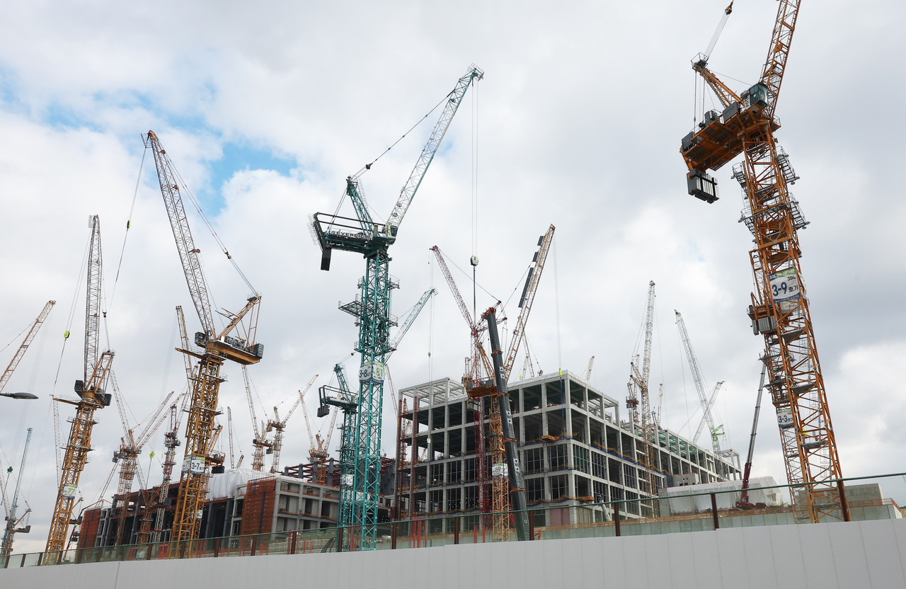The government has launched a Korea-US joint procurement support team to promote the overseas construction industry. Shown is the Yongin semiconductor cluster construction site in Gyeonggi Province. [Yonhap]