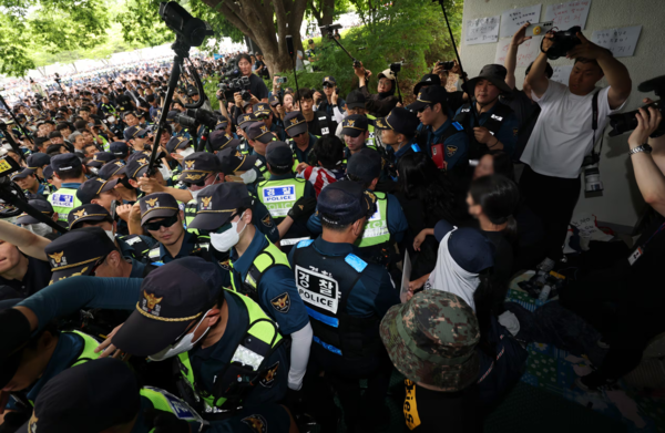 Protesters link arms at a ballot shortage protest at Olympic Park Handball Gymnasium in Songpa-gu, Seoul, on Thursday, as a parliamentary special committee prepares to conduct an on-site inspection into the June 3 ballot shortage crisis. (Yonhap)