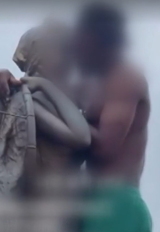 A screenshot from a video shared on social media shows a foreign man kissing a statue honoring Jeju's haenyeo, or female divers, near Hamdeok Beach in Jocheon-eup, Jeju City. (Threads)