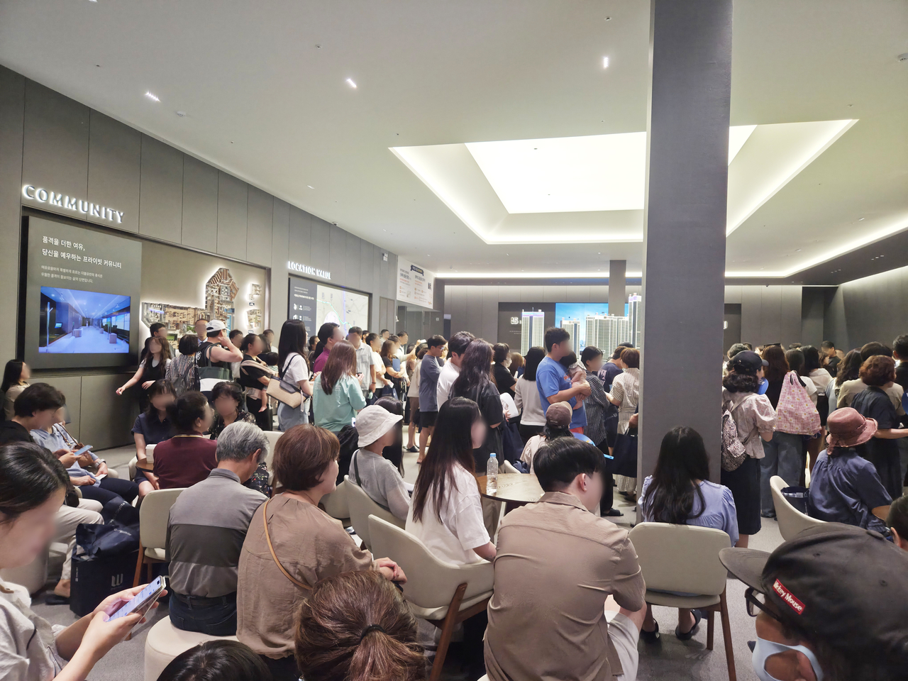 지난달 26일 분양에 나선 경산 ‘펜타힐즈W 1단지’ 견본주택에 방문객들 발길이 계속 이어지고 있다.[아이에스동서 제공]