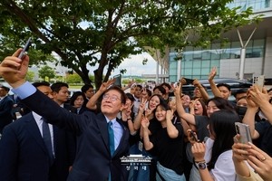 李대통령 “회장님께 인사드려, 월급 올려달라고” 이재용 가리키며 삼성 직원에 농담