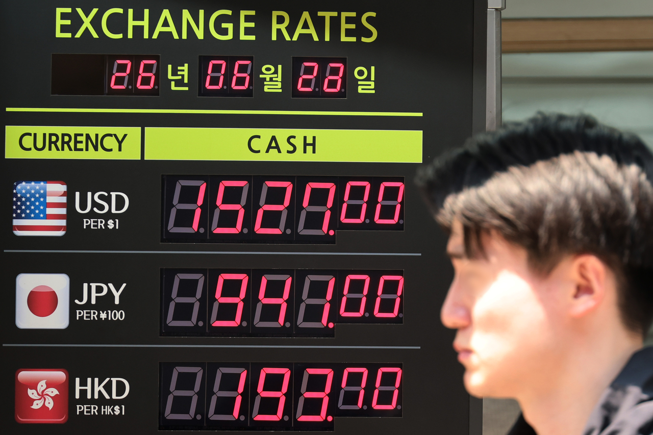 Foreign exchange rates are displayed at a currency exchange counter in Seoul on Sunday. (Yonhap)